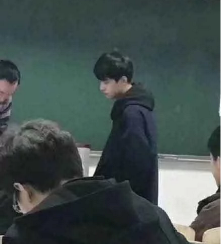 90后万众副教授引关注现实版许墨上线法学瞩猫可爱gif表情包图片