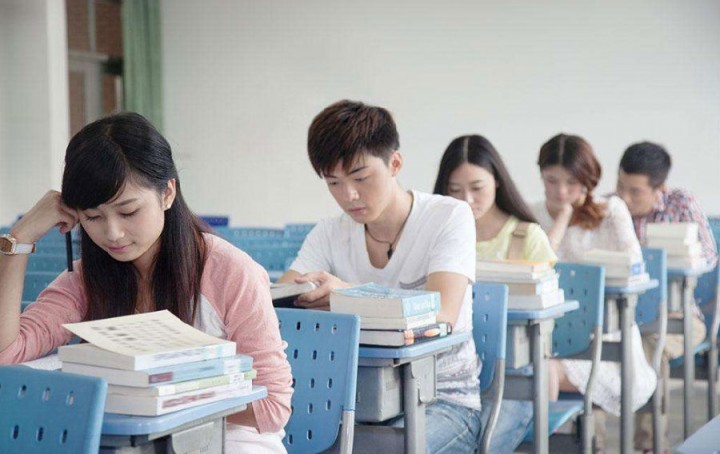 近日,一张内容为"大学生学习不刻苦是违法的"的截图让一些大学生紧张